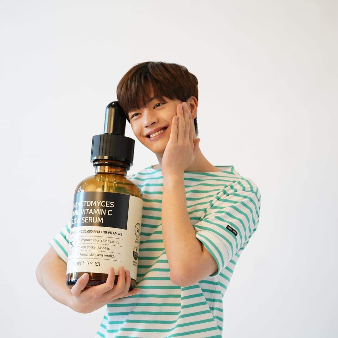korean guy holding the glow serum